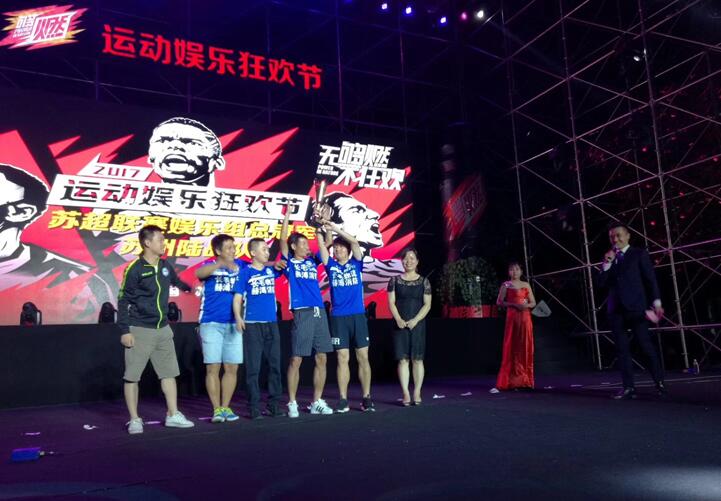 /></p><p>傍晚19：00活動啟動儀式正式開始，過后的舞臺區(qū)表演互動節(jié)目將整個活動區(qū)帶入了&ldquo;體育娛樂狂歡&rdquo;的氛圍。人氣美少女天團SNH48驚艷開場，曼聯(lián)傳奇球星西爾維斯特攜聯(lián)賽冠軍杯首次亮相，CBA小前鋒李根現(xiàn)場展示精湛球技，維密走秀、動感DJ、絢麗燈光秀、爵士樂隊演出等節(jié)目激情助陣！</p><p style=