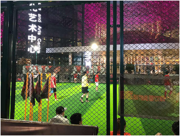 /></p><p>市體育局副局長、市體育總會副主席陳艷青女士親臨現(xiàn)場，并給蘇超五人制足球聯(lián)賽的冠軍頒發(fā)冠軍獎杯。市教育局、校園足球辦公室、市體育總會、市海外交流協(xié)會、市足球協(xié)會、工業(yè)園區(qū)宣傳部等單位代表共同出席啟動儀式。</p><p style=