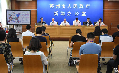 /></p><p>現(xiàn)場(chǎng)，賽事承辦方就本屆賽事的活動(dòng)亮點(diǎn)、獎(jiǎng)項(xiàng)設(shè)置、宣傳互動(dòng)以及安全保障等相關(guān)情況做了詳細(xì)介紹。今年，金雞湖龍舟賽再次被列入&ldquo;同樂(lè)江蘇&rdquo;系列活動(dòng)，并舉行&ldquo;同樂(lè)江蘇&rdquo;啟動(dòng)儀式。省委宣傳部、省政府新聞辦作為賽事指導(dǎo)單位，對(duì)賽事給予了大力支持，并邀請(qǐng)?jiān)诮K生活的外籍人士組隊(duì)參賽，提升賽事整體高度，擴(kuò)大品牌影響力及號(hào)召力。較之于往屆，今年賽事的參賽隊(duì)伍來(lái)源更加豐富，既有以意大利威尼斯為代表的蘇州友好城市隊(duì)，也有來(lái)自江蘇省內(nèi)南京、常州等地的隊(duì)伍。金雞湖端午龍舟賽以傳承中華民族傳統(tǒng)文化為核心，通過(guò)體育賽事全民參與的形式，傳承中國(guó)傳統(tǒng)文化，促進(jìn)國(guó)際文化間的交流與發(fā)展。</p><p style=