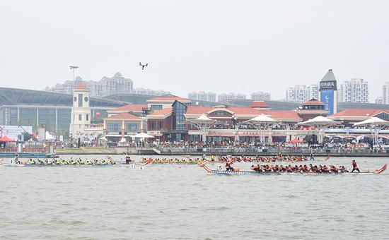 /></p><p>經(jīng)過(guò)預(yù)賽和決賽的兩輪角逐，國(guó)際教育園男子龍舟隊(duì)摘得&ldquo;12人龍舟300米直道競(jìng)速&rdquo;男子組桂冠，女子組則是威尼斯大學(xué)聯(lián)隊(duì)奪冠，22人龍舟300米直道競(jìng)速公開(kāi)組冠軍由外包學(xué)院龍舟隊(duì)獲得。除最受矚目的冠亞季軍隊(duì)伍外，本屆龍舟賽還評(píng)選出了優(yōu)秀組織獎(jiǎng)、最佳團(tuán)隊(duì)協(xié)作獎(jiǎng)、最佳團(tuán)隊(duì)拼搏獎(jiǎng)等多個(gè)團(tuán)隊(duì)優(yōu)秀獎(jiǎng)項(xiàng)。</p><p style=