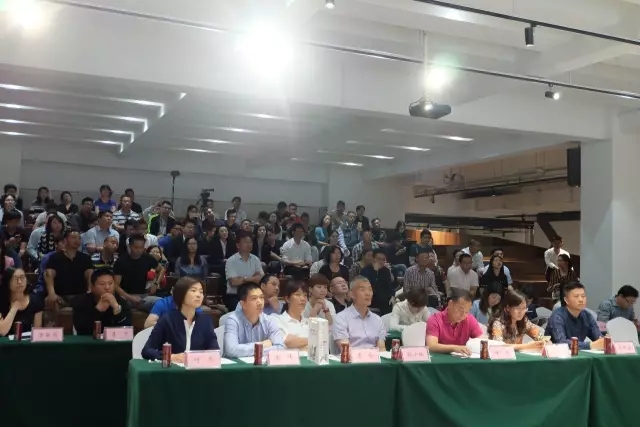 /></p><p>隨著前期大量籌備工作已經(jīng)完成，賽事開幕在即，為保障賽事及活動圓滿完成，本次領(lǐng)隊會議像大家重點宣導競賽規(guī)程，通報培訓情況、給予備賽建議，講解檢錄換裝登舟和救生方案，通報儀式環(huán)節(jié)和互動活動的細化方案并通過抽簽進行競賽順序。</p><p style=